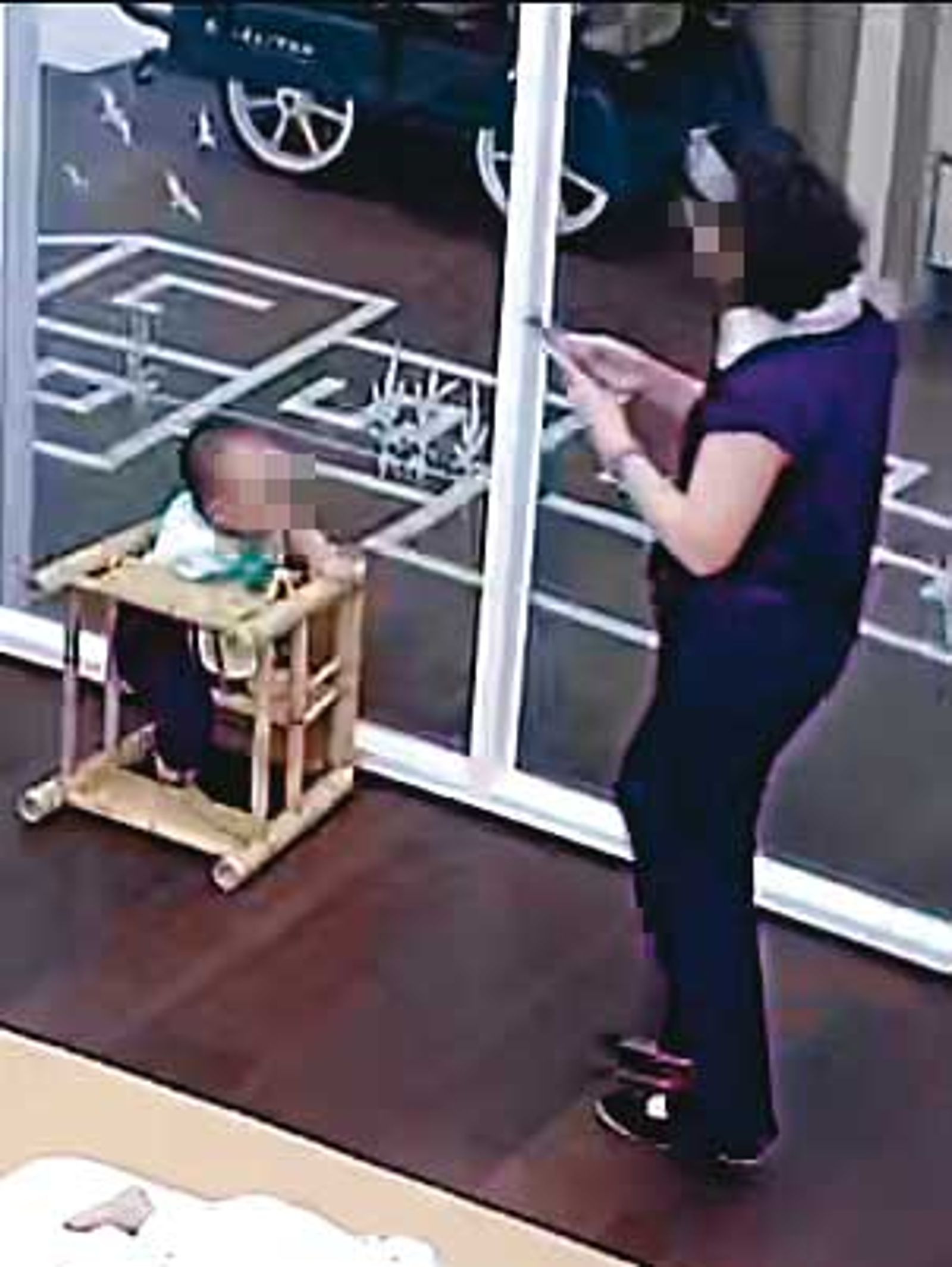 A妻指控托嬰中心主任(右)多次進出教室,卻對被綁在椅上哭喊的嬰孩視而不見,事後還推稱毫不知情。(圖/鏡週刊)