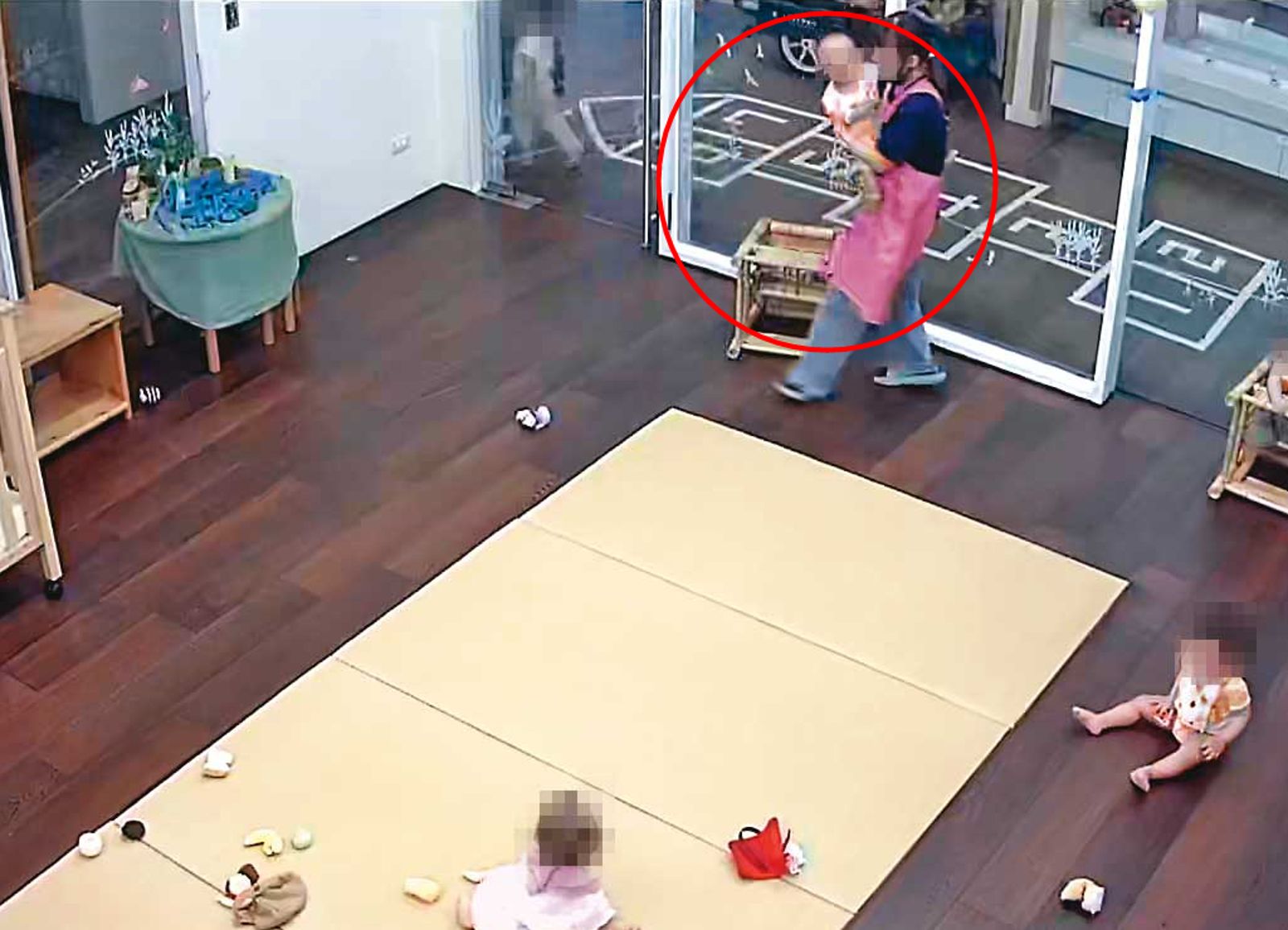2024.07.08  10：37，約2小時過後才被老師抱起（紅圈），但沒多久就又被放進嬰兒床中限制行動。（圖／鏡週刊）