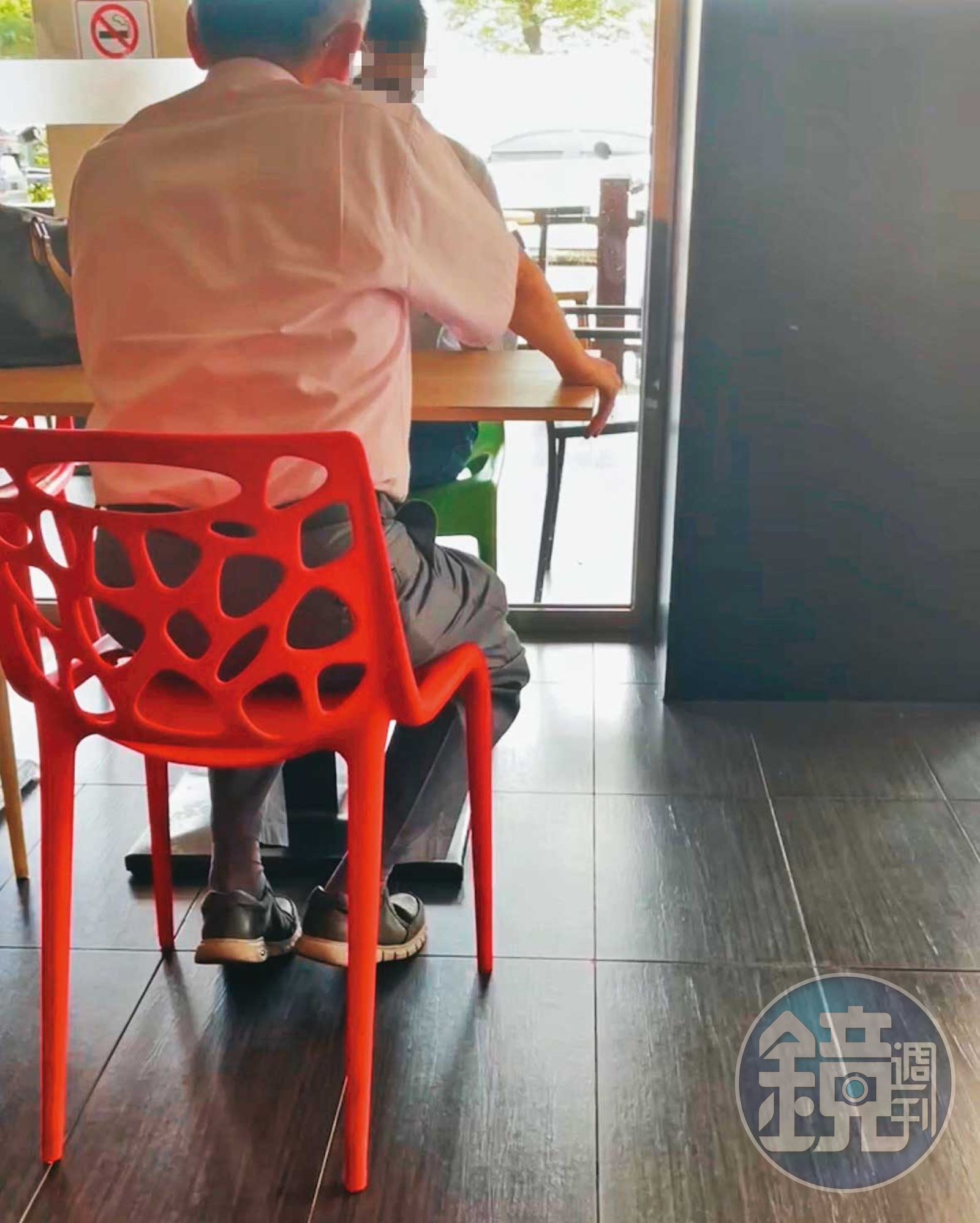人夫曾找蘇姓董事（背對者）面談，希望他能和妻子斷絕往來。（圖／鏡週刊）