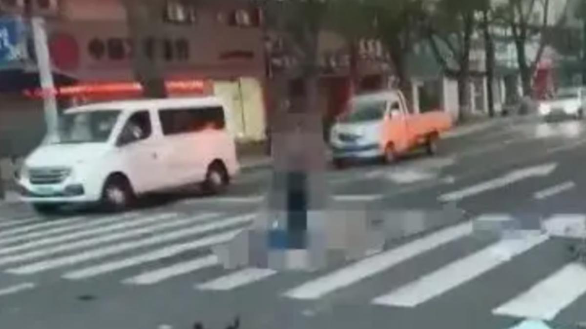電動車駕駛被撞飛到人行道上。(圖/翻攝自微博)