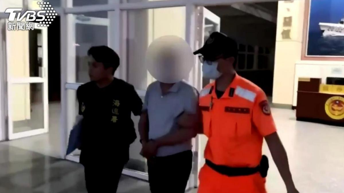 阮姓男子駕駛快艇直衝淡水河口，最終仍被海巡人員逮捕。（圖／TVBS）