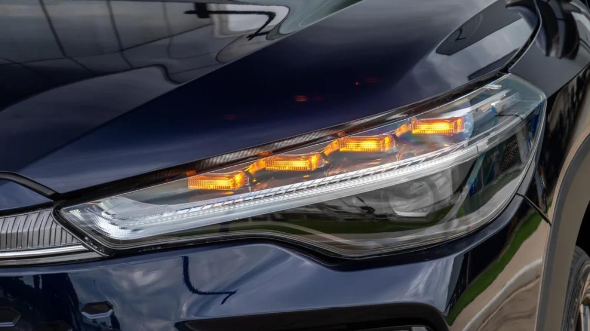 雖然車頭造型不同,亞太規小改款Corolla Cross同步導入日規頭燈設計。(圖/Toyota提供)