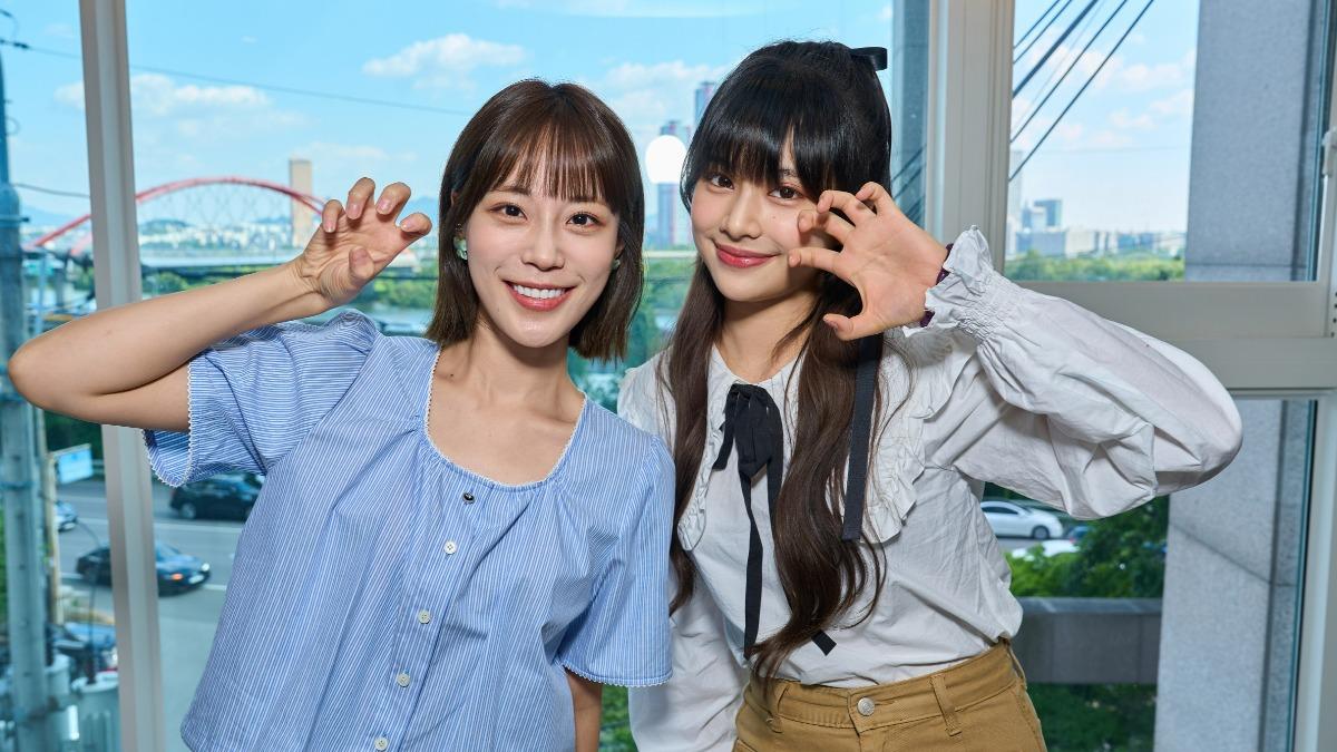 幻藍小熊成員NICO(右)與KARA許齡智相見歡。(圖/天空娛樂提供)