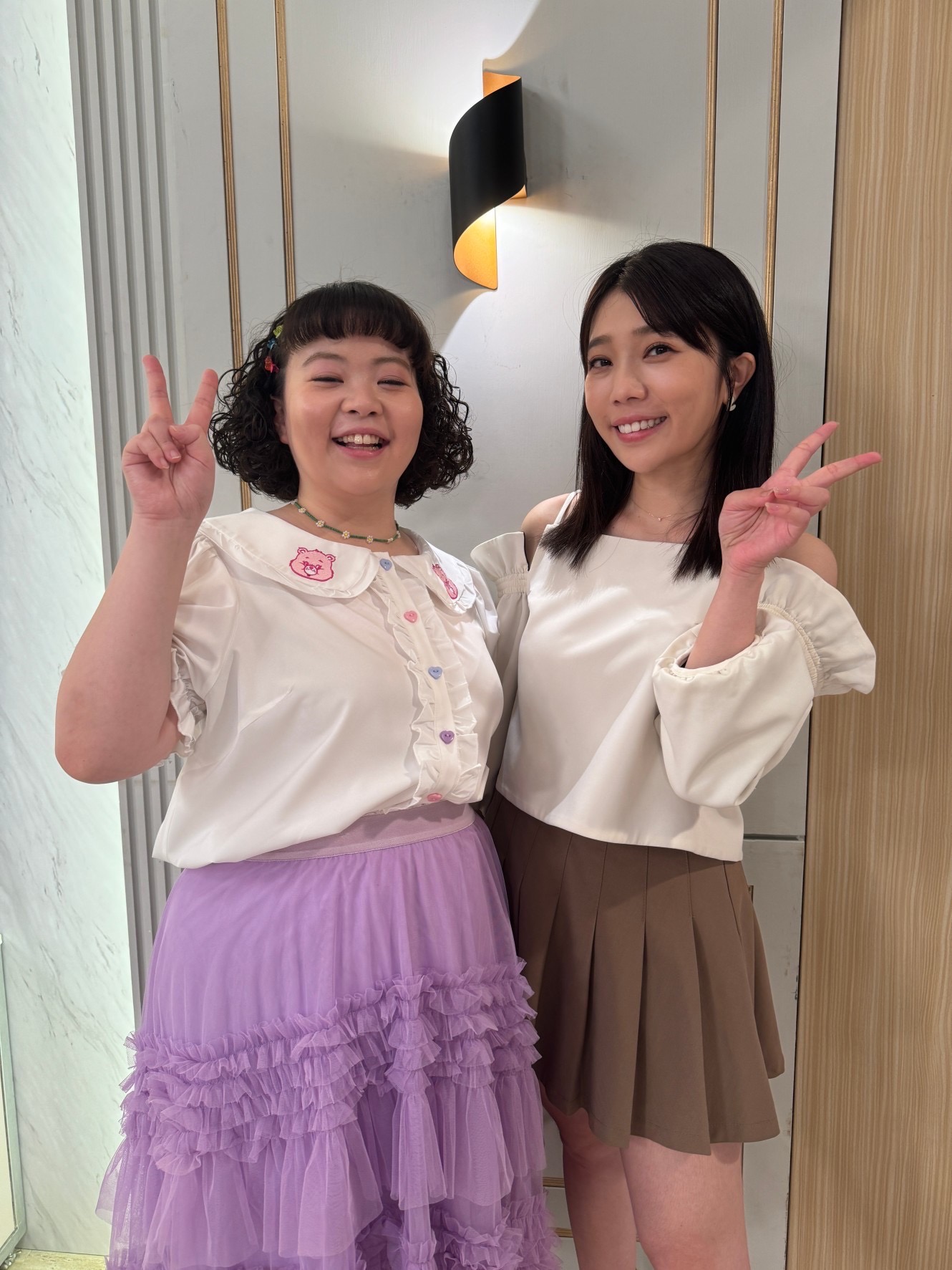 蔡家蓁(右)大讚宮美樂活潑可愛。(圖/民視提供)