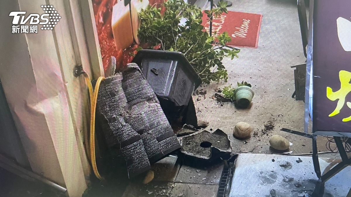 車輛失控撞上路邊物品。(圖/TVBS)