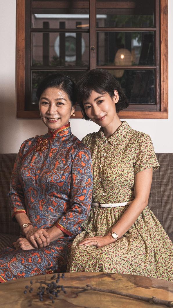 方文琳(左)在《時光の手箱:我的阿爸和卡桑》飾演大久保麻梨子(右)的台灣婆婆。(圖/財團法人影想文化藝術基金會提供)