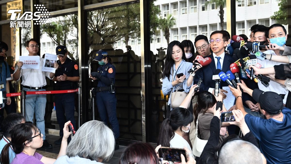 民眾黨組織部副主任林昭印(左)來關心葉智光等人提告。(圖/胡瑞麒攝)