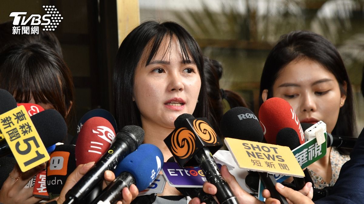 民眾黨發言人吳怡萱表示因台玻大樓正遭調查局搜索幹部走不開，民眾黨提告端木正延後。（圖／胡瑞麒攝）