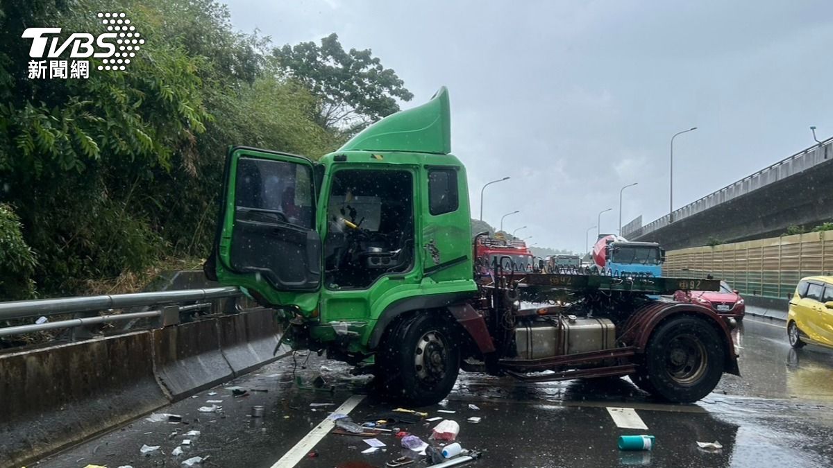 聯結車自撞護欄，駕駛摔進路旁的水溝。（圖／TVBS）