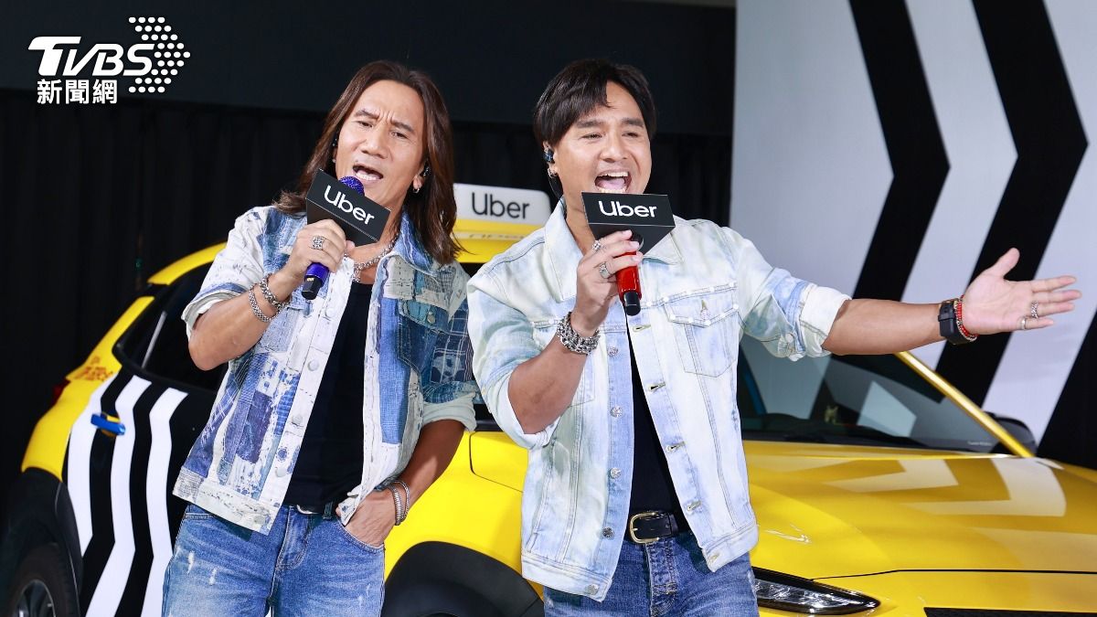 顏志琳(左)和尤秋興演唱改編版〈忠孝東路攔九遍〉。(圖/黃城碩攝)