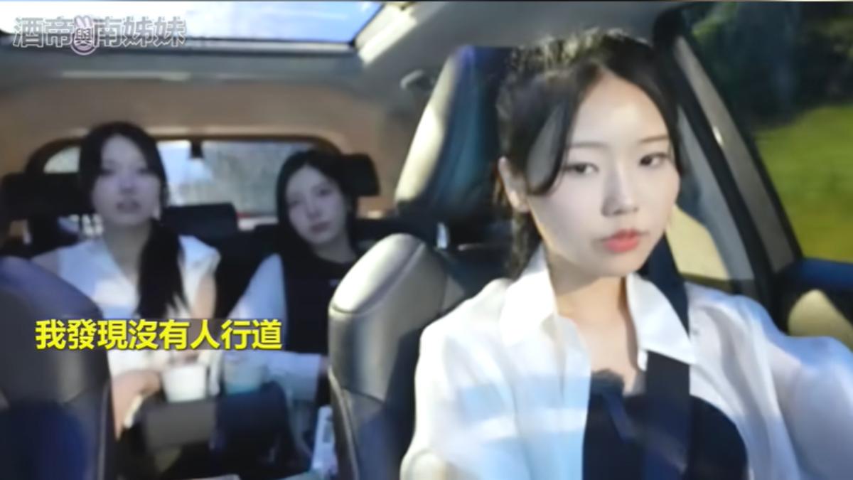 南至苑驚訝台灣路上沒有人行道。（圖／翻攝自YouTube「韓國女生Judy」）