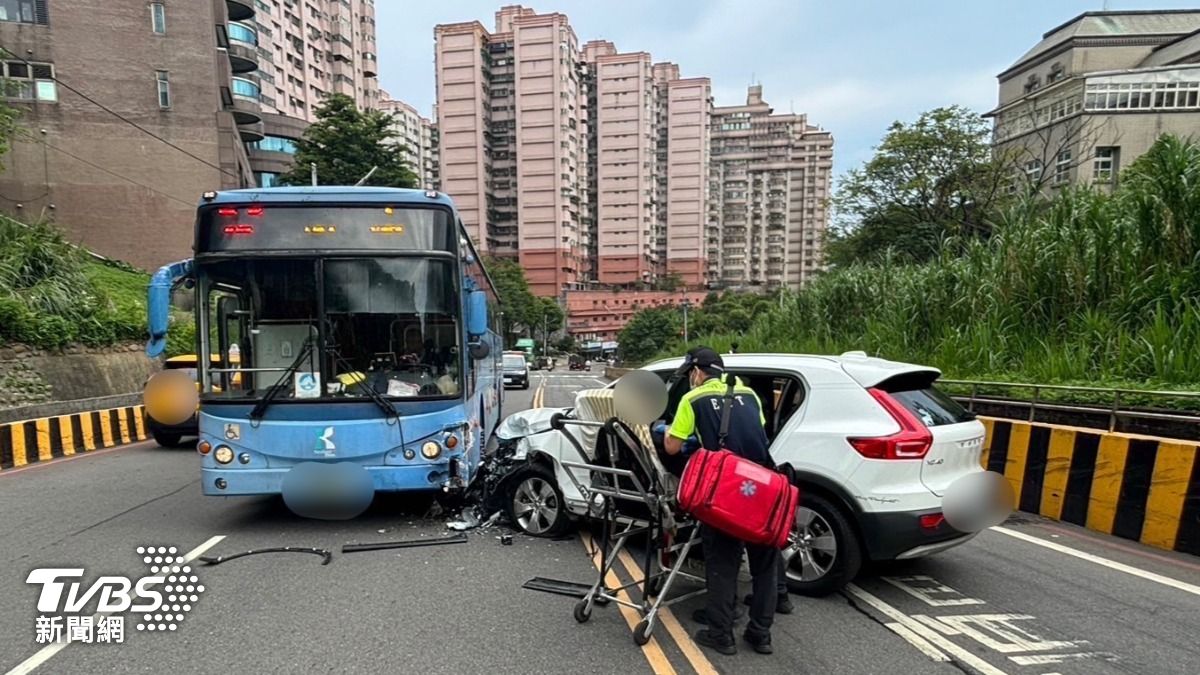 基隆小客車擦撞客運!2人受傷「車頭凹陷」玻璃碎滿地
