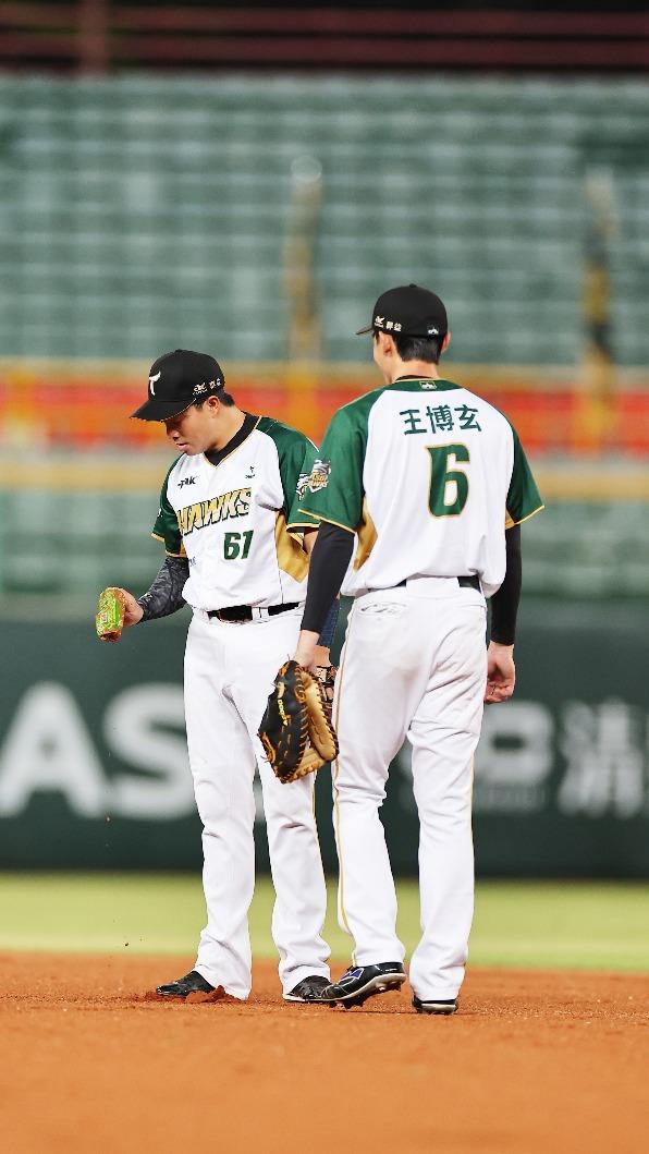 台鋼吳念庭球打一半刨出一罐陳年寶特瓶。（圖／TVBS）