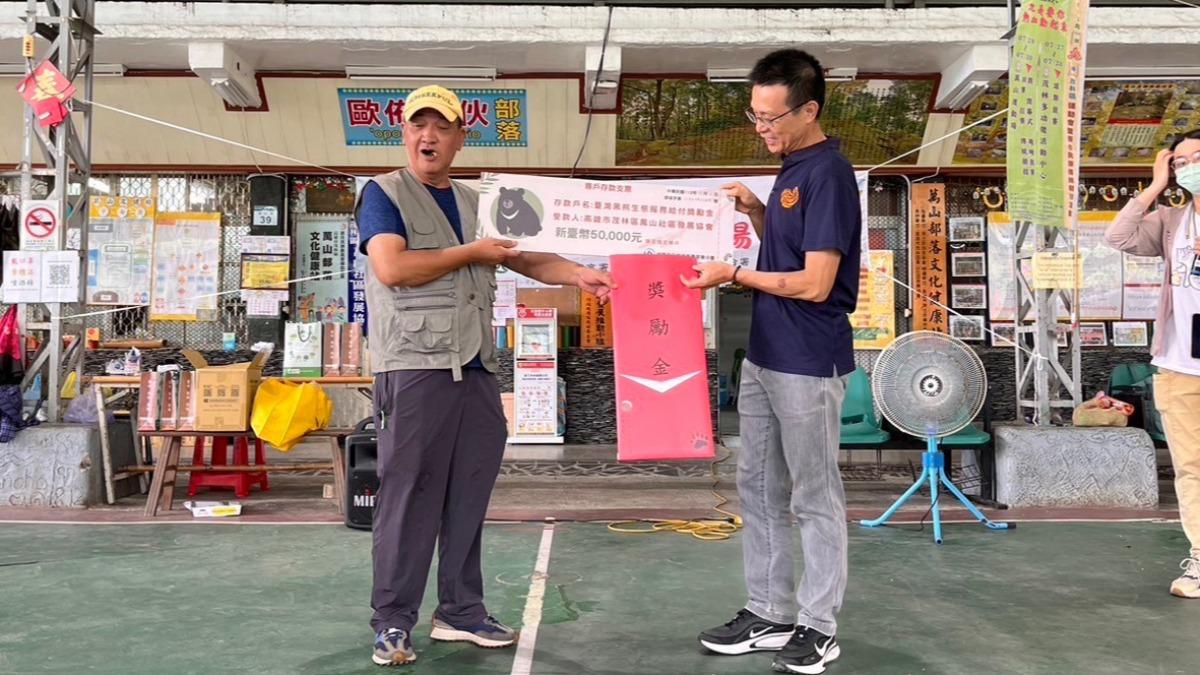 副分署長頒發5萬元棲地監測獎勵金。（圖／翻攝自農業部林業及自然保育署屏東分署 官網）