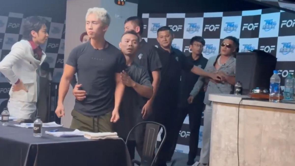 孫安佐錄影突被「當眾打巴掌」!怒掐脖反遭重拳 火爆畫面流出