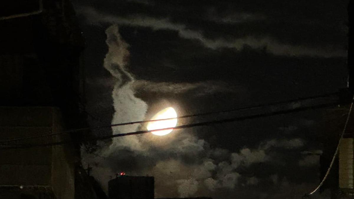 北市也有網友看到其他角度的特殊天象。(圖/翻攝自「遠傳台北林森北二直營門市」臉書)