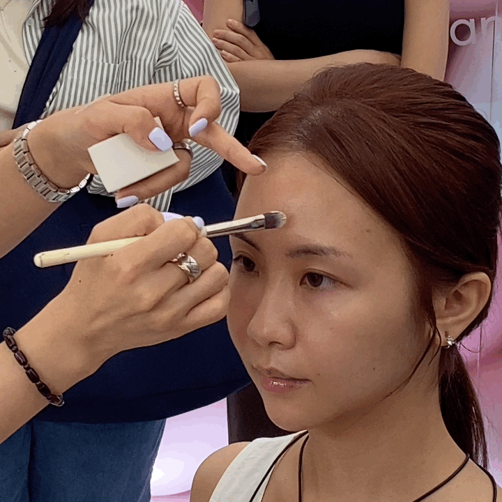 AOU活動現場，趙恩菲老師親自示範幫模特兒化全妝。（圖／女人我最大）