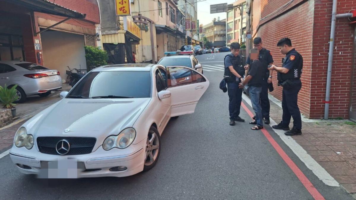 目前警方已經逐步嚴查假車牌上路行為,但不少網友都贊同修法,加重處罰。(圖/翻攝自桃園市政府警察局大園分局臉書)
