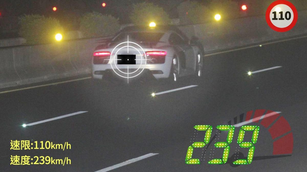 網友大酸假車牌上路好處多,超速也沒關係,引發網友討論。(圖/國道警察提供)