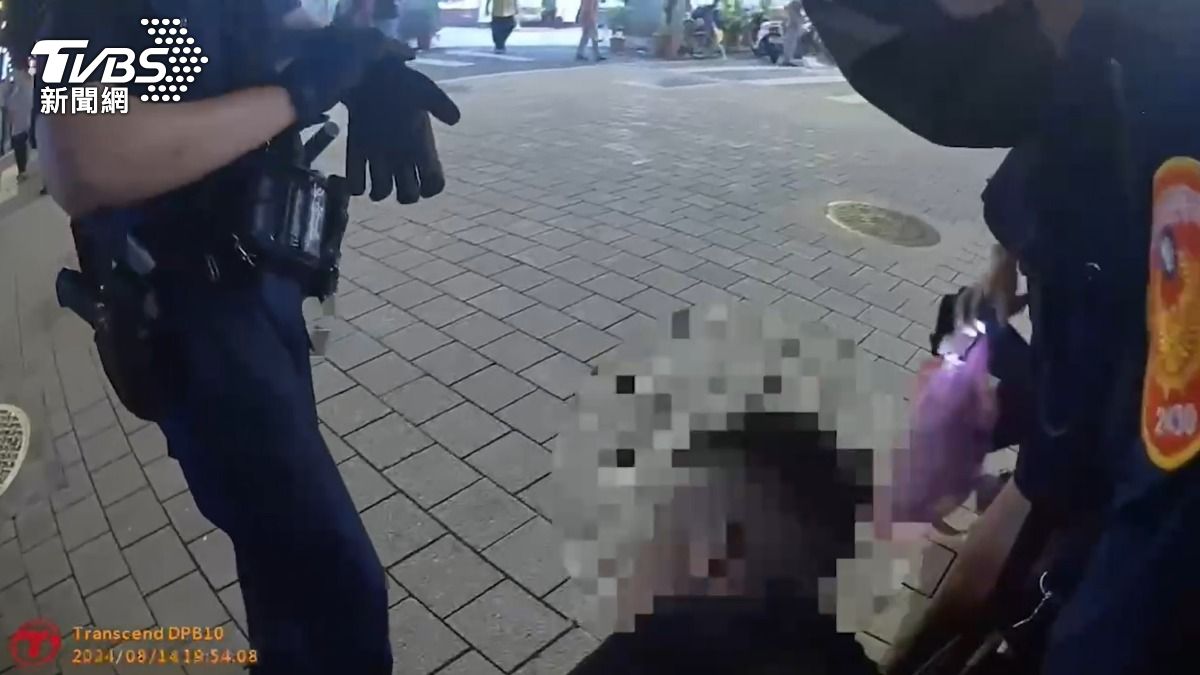 江姓通緝犯被逮捕後一度癱軟在地。(圖/TVBS)