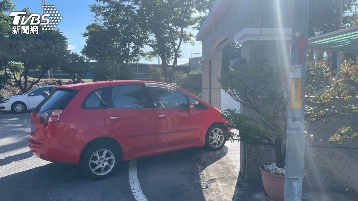 媳婦倒車未注意！婆婆出門拜拜「慘被輾壓」　受困車底動彈不得　