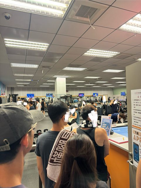 原PO昨晚跑去新北市某運動中心，怎料現場竟大排長龍。（圖／翻攝自PTT）