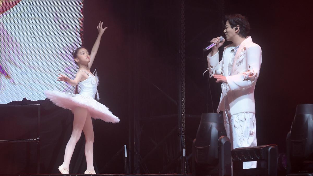陳曉東演唱時，女兒以芭蕾舞替他伴舞。（圖／和協整合行銷提供）