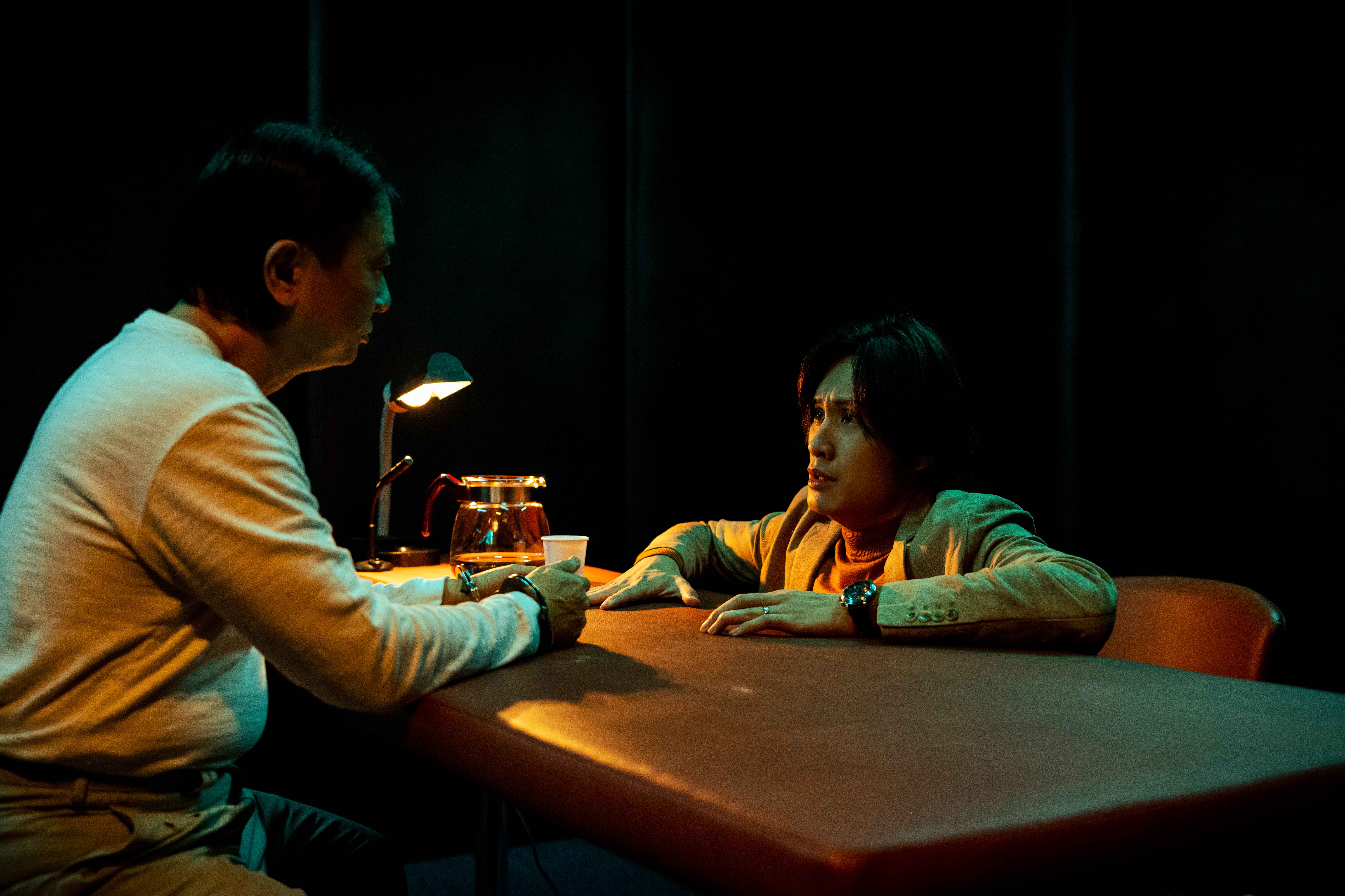黃宣(右)對戲邰智源,盡全力演訊問室打鬥戲。(圖/Netflix提供)