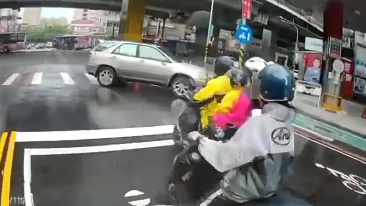 新北這路口10天2起死亡事故!又有休旅車逆行人行道 超扯畫面曝