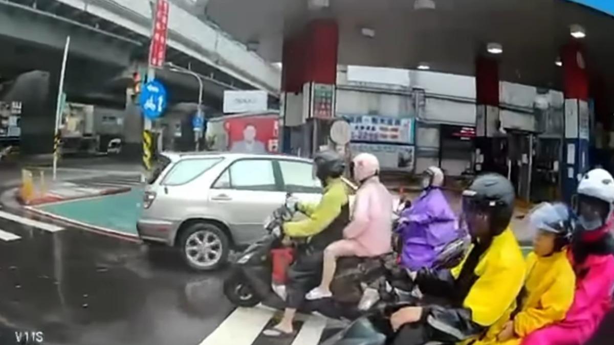 休旅車逆向開在綠色標線型人行道上。(圖/翻攝八卦村 - 行車紀錄器影片上傳中心Facebook)