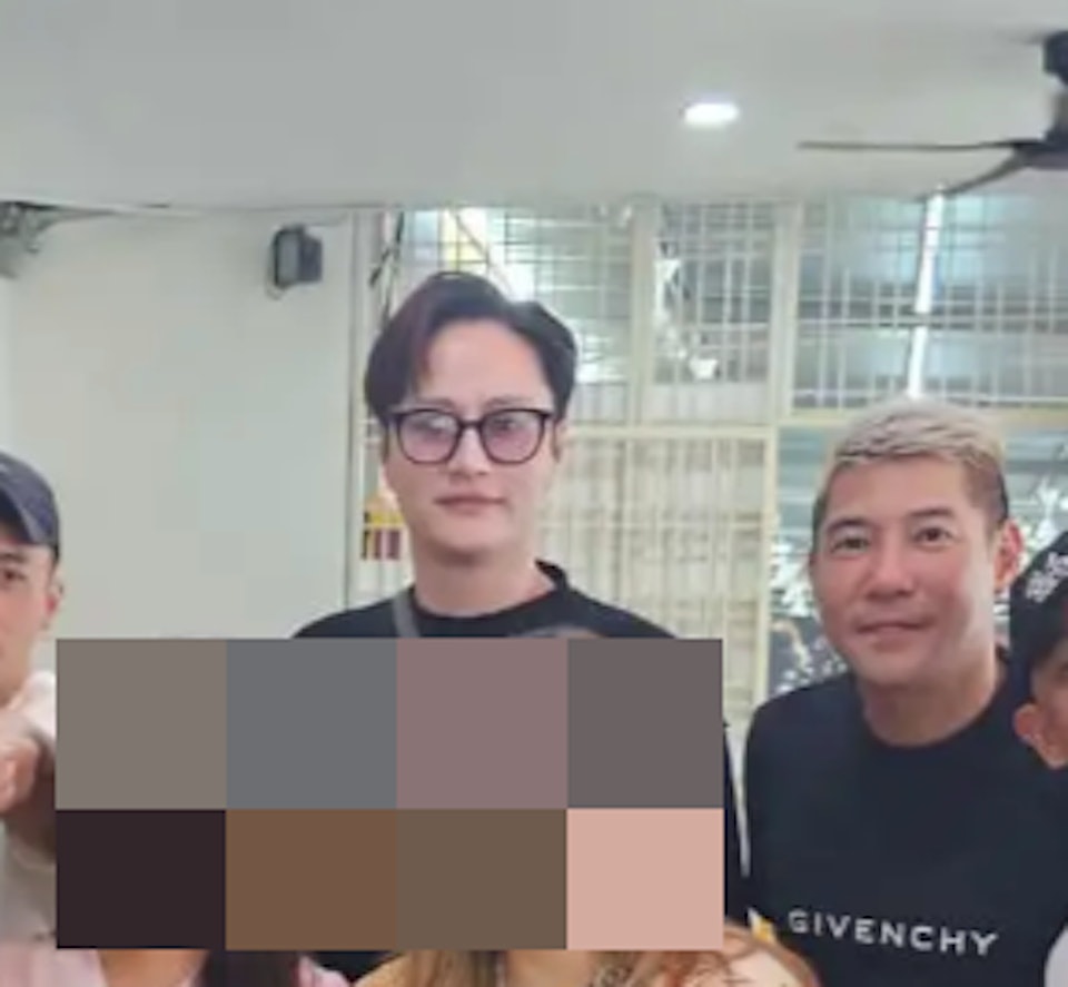 不過謝東閔疑似心情不佳,與旁人的表情形成鮮明對比。(圖/翻攝自小紅書)