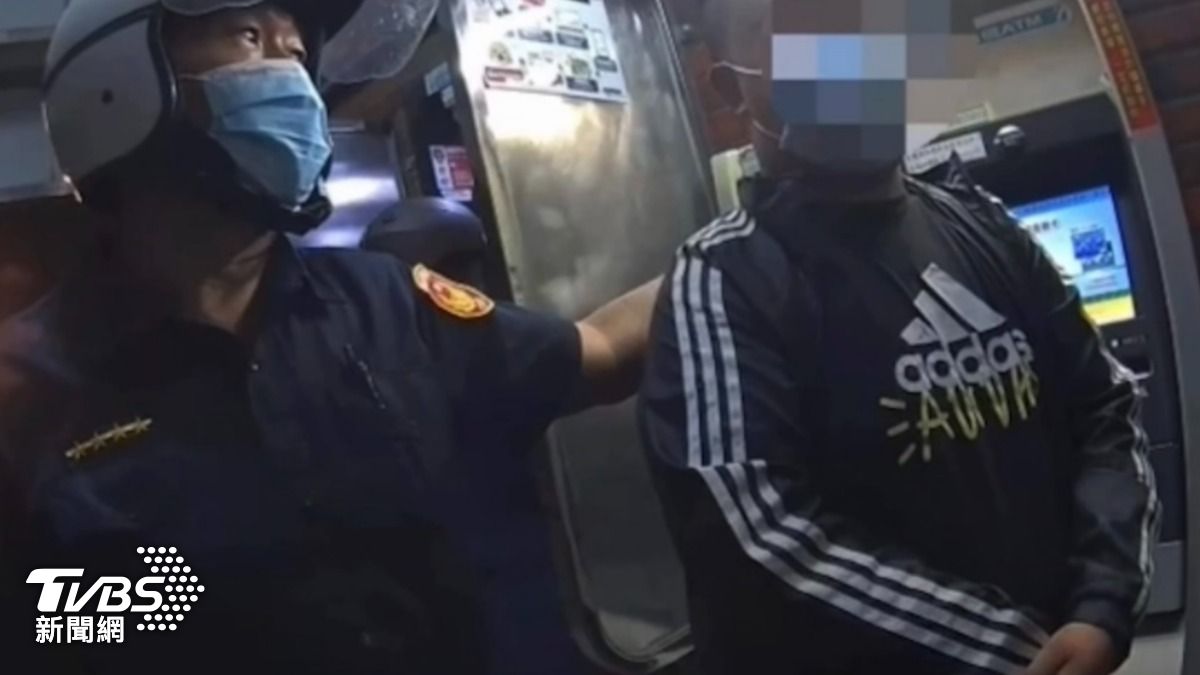 同夥等待接應卻等來警察遭逮送辦。（圖／TVBS）
