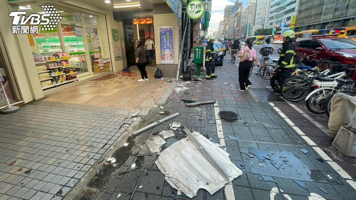 小轎車失控衝人行道撞上3名路人,釀成1死2傷悲劇。(圖/TVBS)