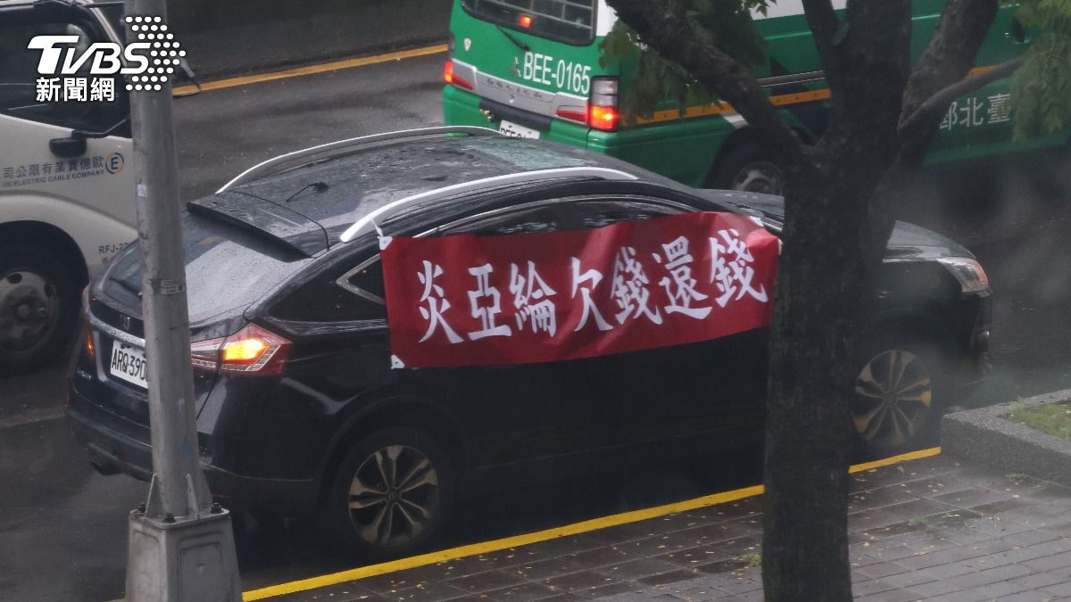 快訊/炎亞綸遭黑道債主堵人!拉紅布條嗆聲「欠錢還錢」 經紀人回應了