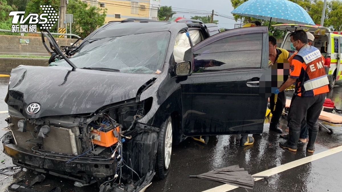車輛失控自撞護欄,車身受損嚴重,而車上的母子也一度受困。(圖/TVBS)