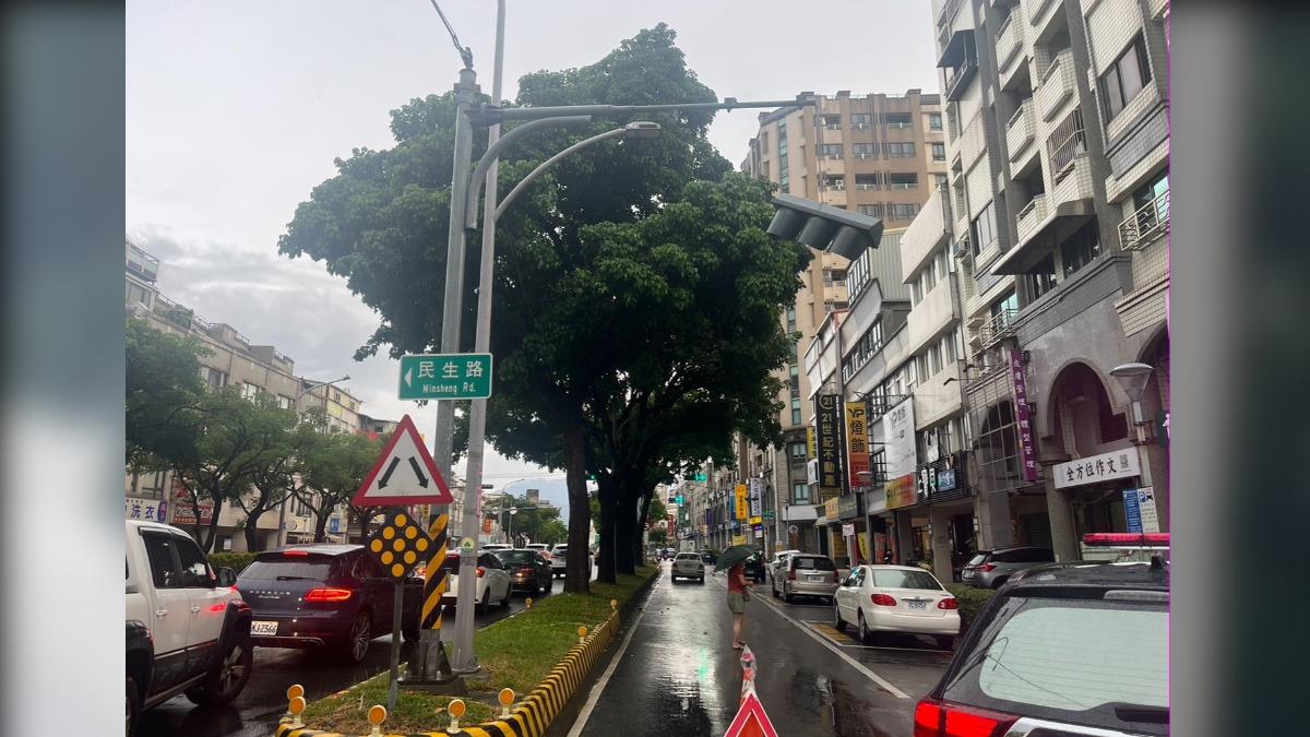 地震速報/宜蘭羅東紅綠燈掉落懸掛空中 鯉魚潭水波晃不停