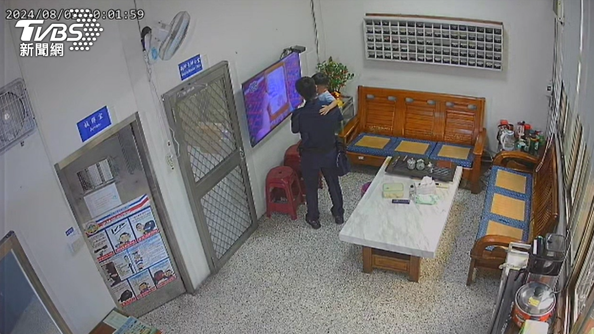 自己開的?2歲尿布童推20斤鐵門離家 見警察叔叔爆哭狂討抱