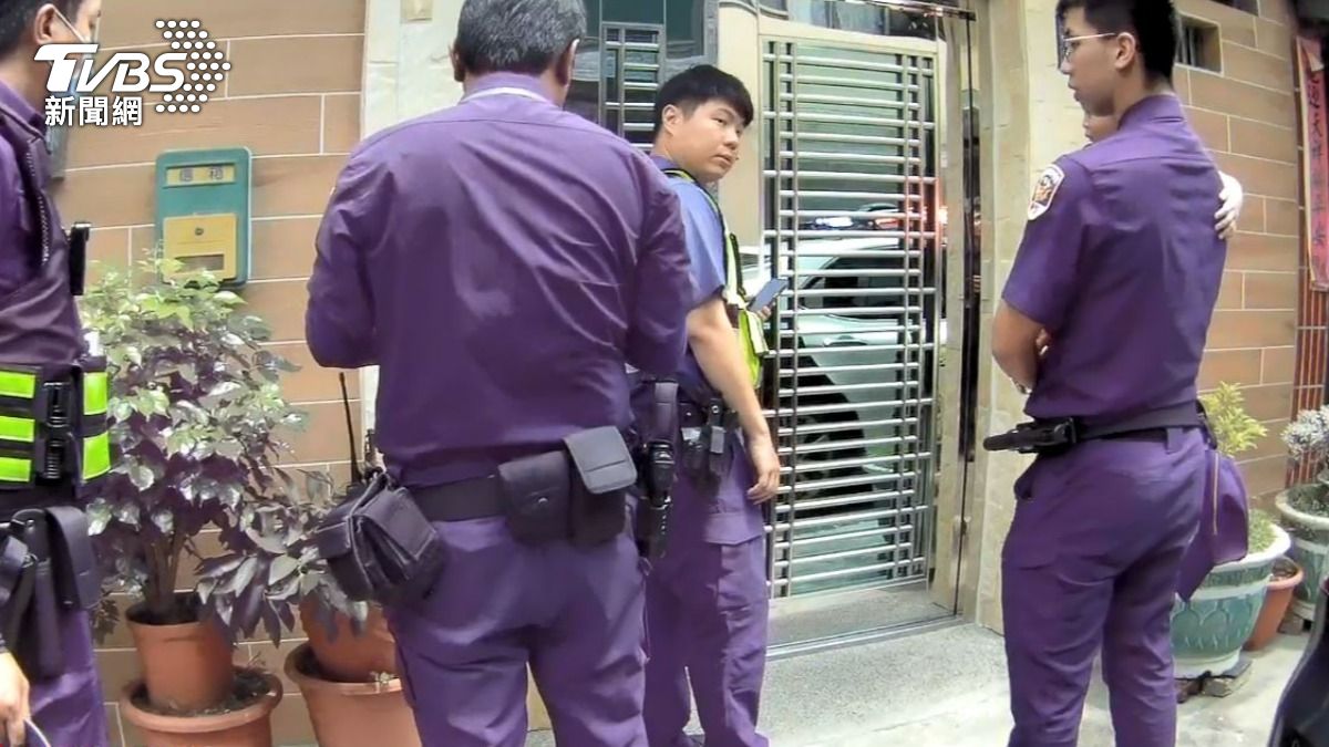 員警抱著男童。(圖/TVBS)