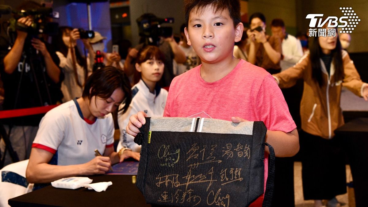 弟弟自帶包包讓選手簽名。(圖/胡瑞麒攝)