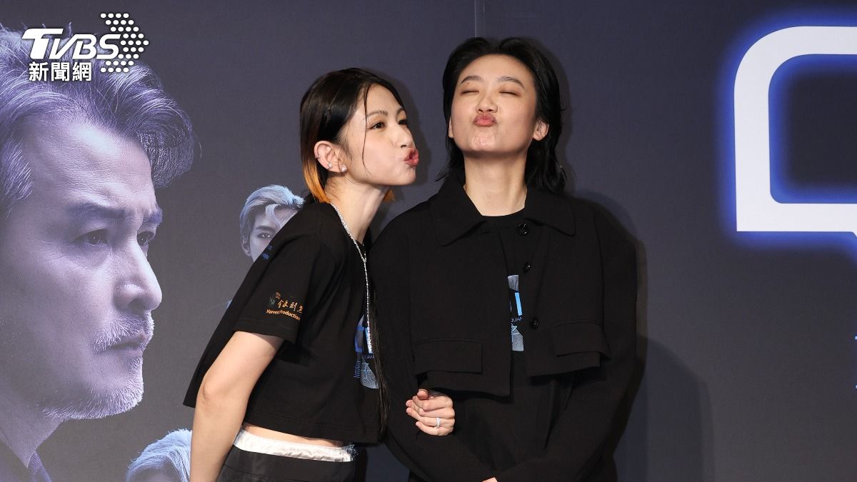 李千娜、趙逸嵐(右)出席《Q18量子預言》首映會。(圖/張哲鳴攝)