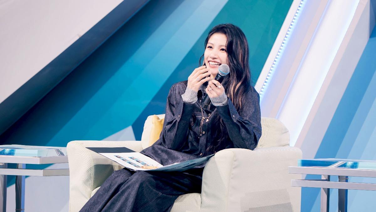 李千娜看表演被選手電到。(圖/踢帕娛樂提供)