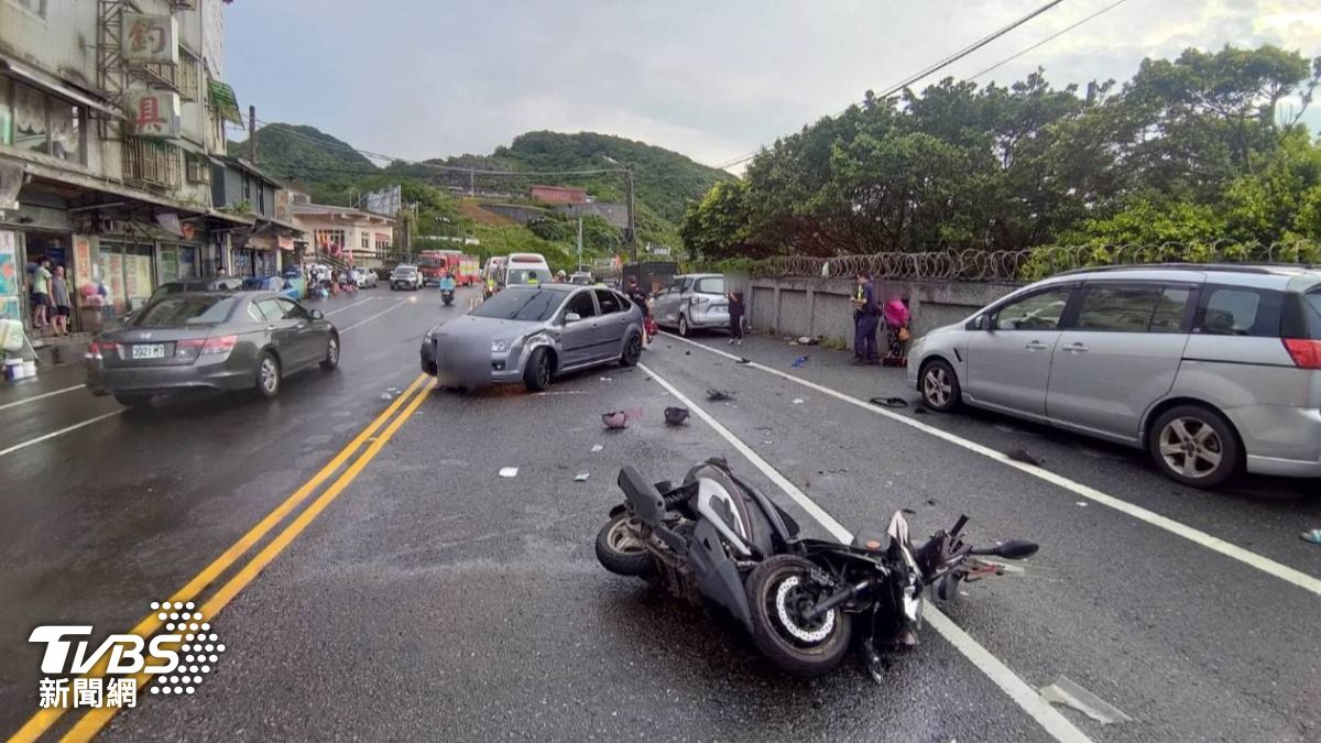 快訊/瑞芳驚傳嚴重車禍!轎車打滑撞對向2機車 釀3傷1命危
