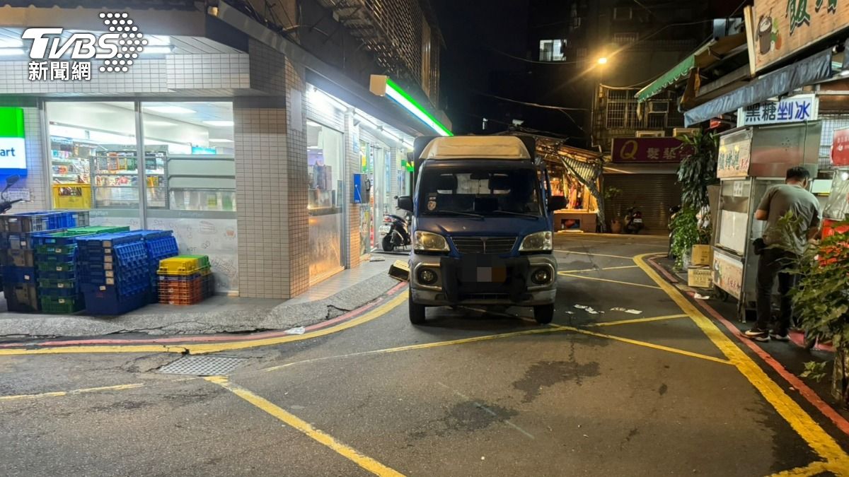 禍不單行!新北豬肉攤商切到手指「血流如注」 開車就醫又自撞