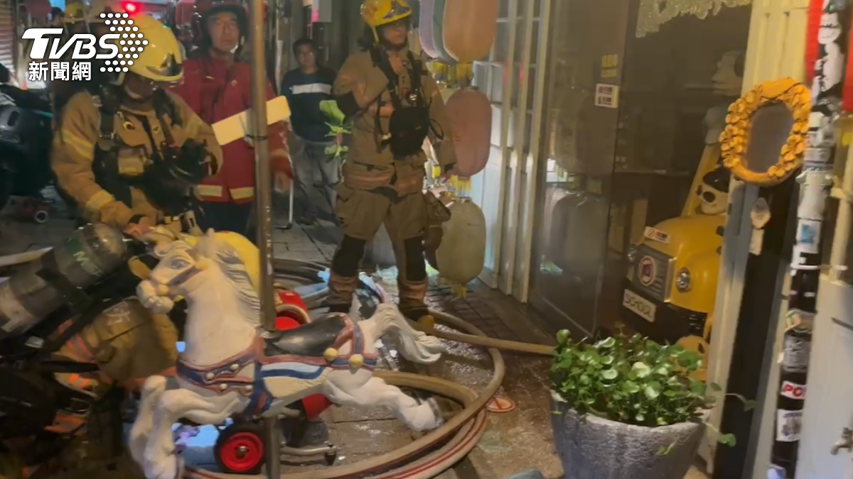 快訊/台南神農街火警!木造老宅商店冒火煙 警消破門搶救