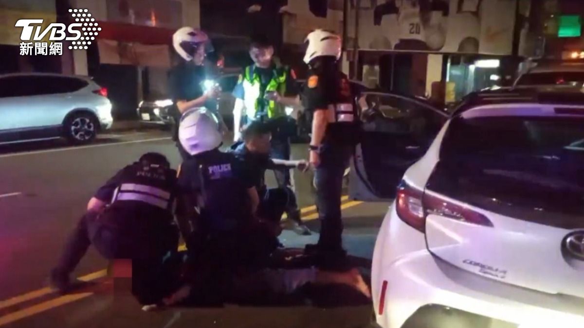 中壢男肇逃再撞警車 遭4警壓制大喊:我的手很痛!