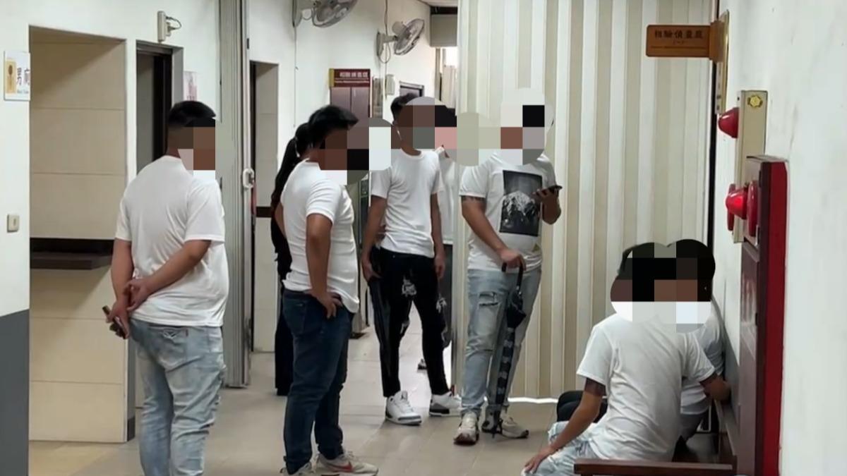 身穿白衣的小弟陪同鴨頭妻兒。（圖／TVBS）