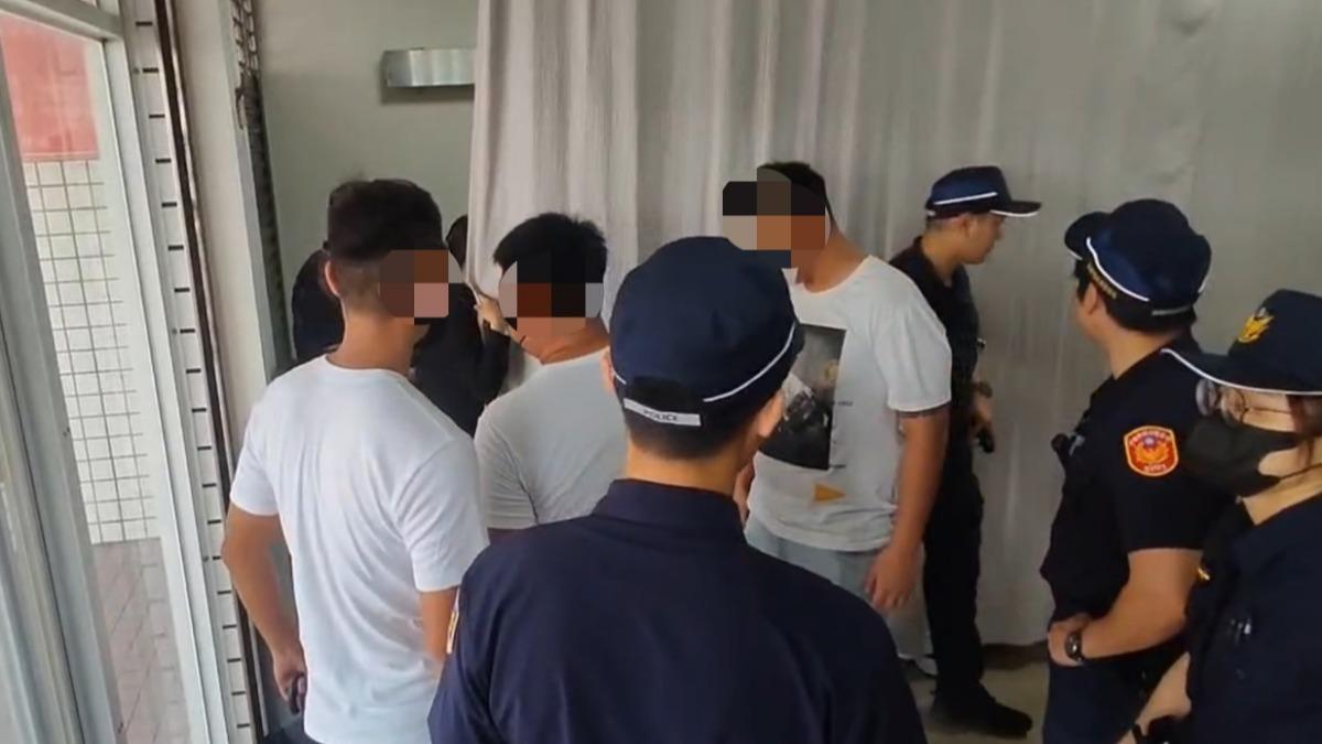 現場來了不少白衣人跟警察。（圖／TVBS）
