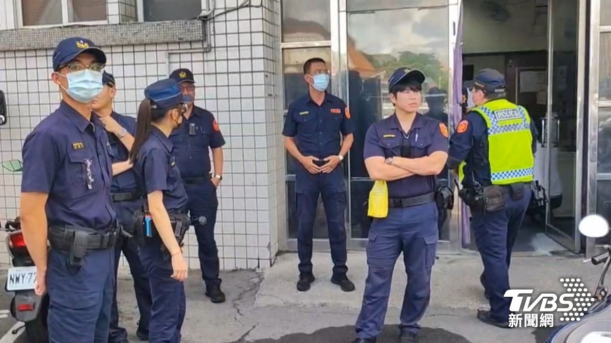 大批警力戒護。（圖／TVBS）