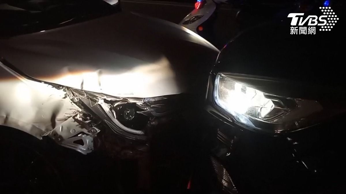 男子衝撞警車造成雙方車頭皆毀損。(圖/TVBS)