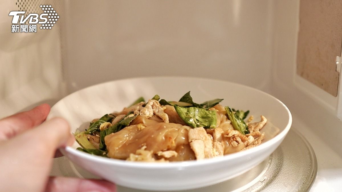 愛吃剩飯剩菜!36歲女「腹痛變胃癌」 3食物常放冰箱慘了